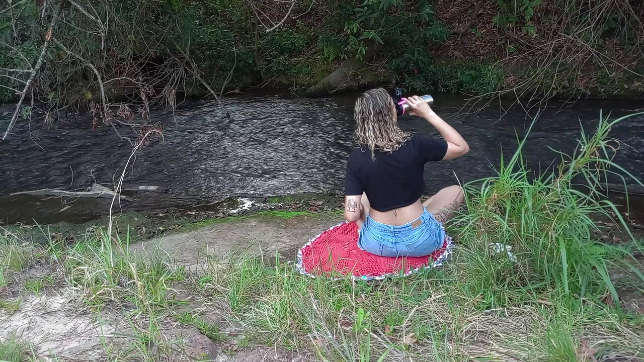 在瀑布旁與陌生人的相遇以戶外性愛告終。