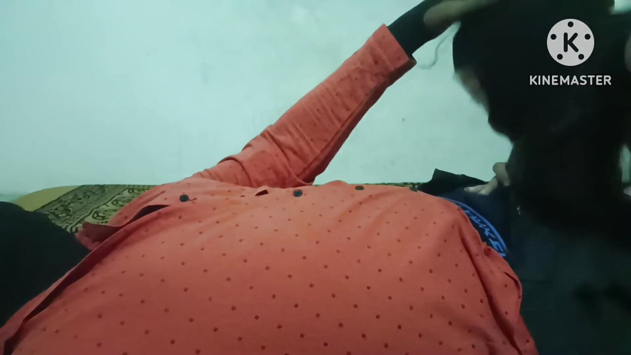 夫婦が寝室でロマンチックなセックスをする