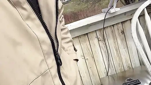 Dışarı çıkıp işeyen amcık ortaya çıkıyor