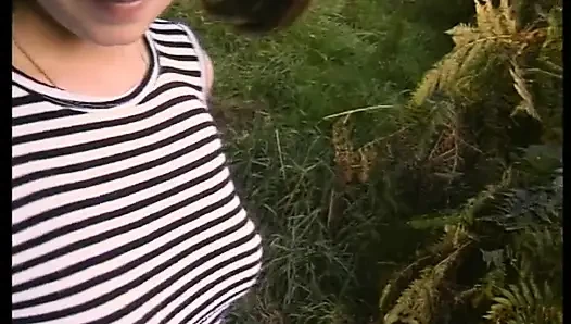 Sevimli esmer yumrukla ve dildoyla sikiliyor