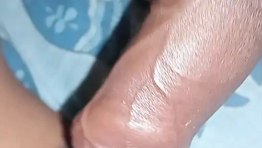 Мы оба шурин и невестка спали на одной кровати, шурин Ko Meri Chuchi Dekh Raha Nahi Gaya, он начал давить на мою чулу, а я отсосала член моего шурины и пососала киску Хары.