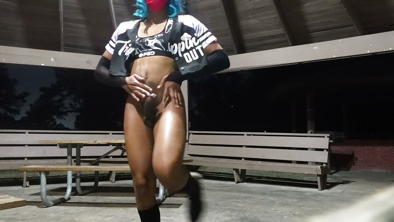 Sissy Femboy Soyunma Şovu, Gece Parkta Duyusal Şaplak Atılan Kabarık Kalça
