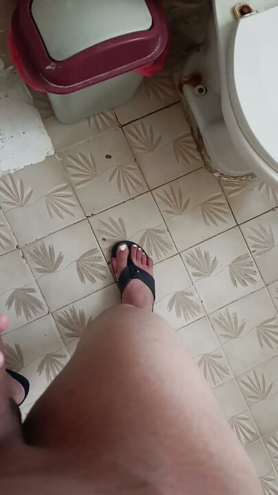 Trans som koser seg selv før jobb.