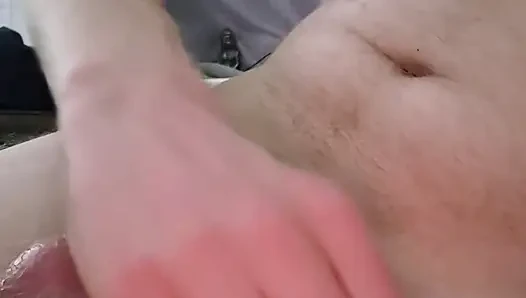 Kalın yarak halkasıyla mastürbasyon yapıyor