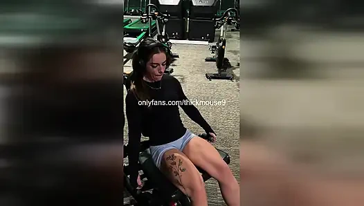 College-schlampe squirtet hart auf IG live, während sie muschi fingert