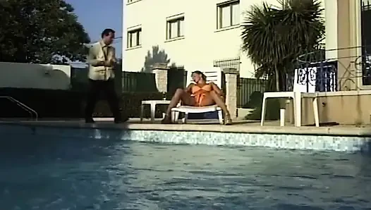 Azgın orta yaşlı seksi kadın vahşi seansta büyük yarağı emiyor ve sikiyor