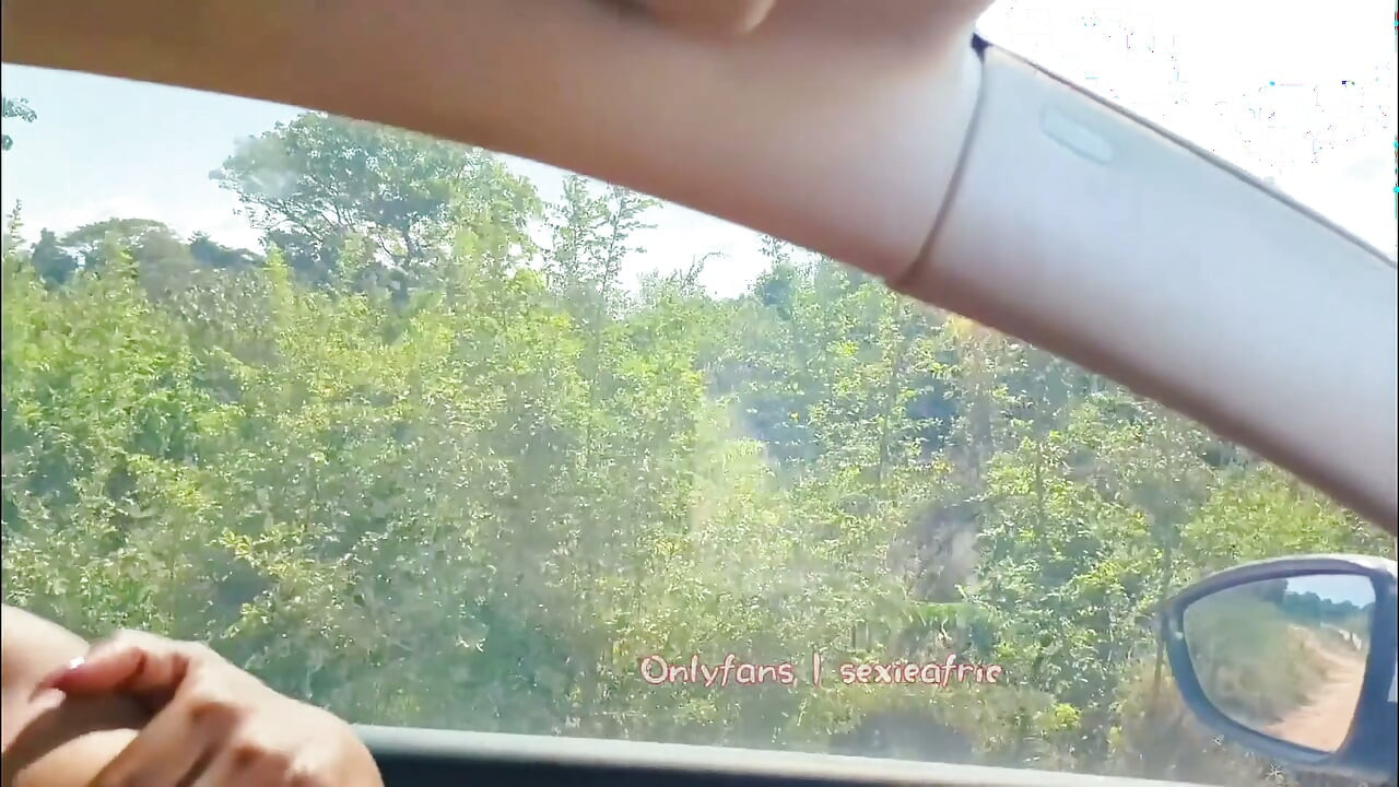 Zenci kızla yolculuk amını parmaklıyor