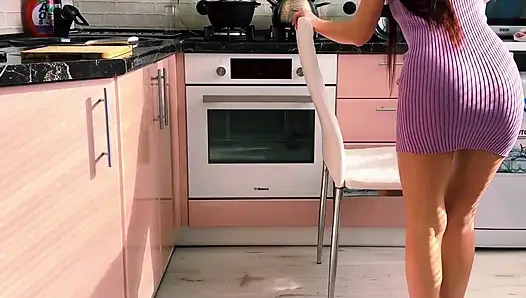 Mutfakta bir arkadaşının Rus kız arkadaşını siktim. Kocasını aldattı