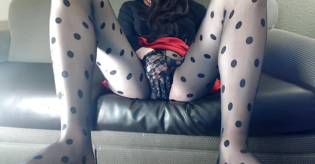 Tgirl को पेंटीहोज में मोटा मलाईदार चरमसुख मिला