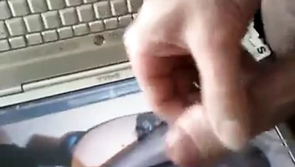 Χύνω πάνω από τα νάιλον πόδια της γυναίκας του Mike78