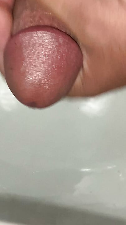 I have a horny cock , and I'm in the tolets to cum, I'm cumming my cock and I've been fucking it until I cum