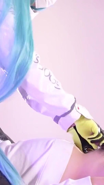 Zapanjujući trenutak iz "Sjedenje na licu s tajicama, Hatsune Miku Race kraljica cosplayerka, hentai japanski shemale cosplay 8"