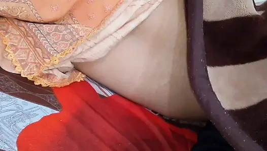 Ateşli üvey kız kardeş erkek kardeşinin boşalması için yardım ediyor