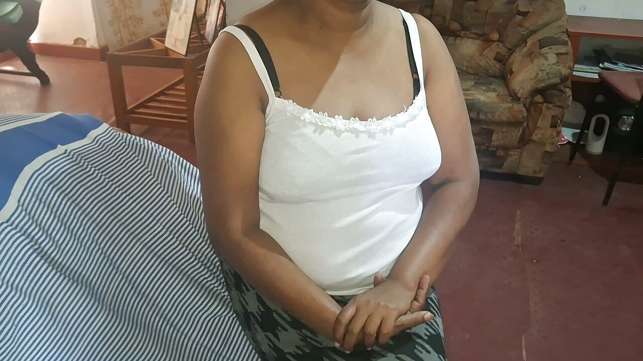 Madrastra tímida con un cuerpo perfecto se exhibe