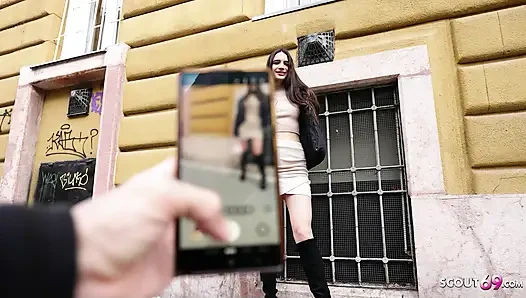 Alman izci - zayıf Fransız kız Candie Luciani için göz devirme orgazmı oyuncu seçmelerinde sikişiyor