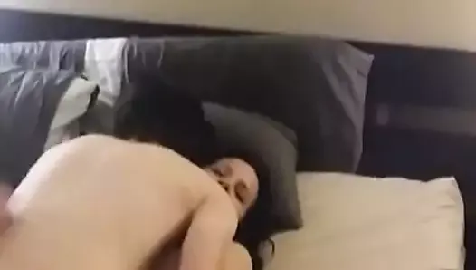 Młody facet spuszcza się na moją żonę (naprawione wideo)