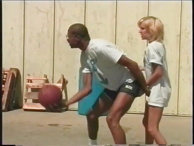 Blond dziwka ssie i pieprzy ogromnego czarnego kutasa na dachu