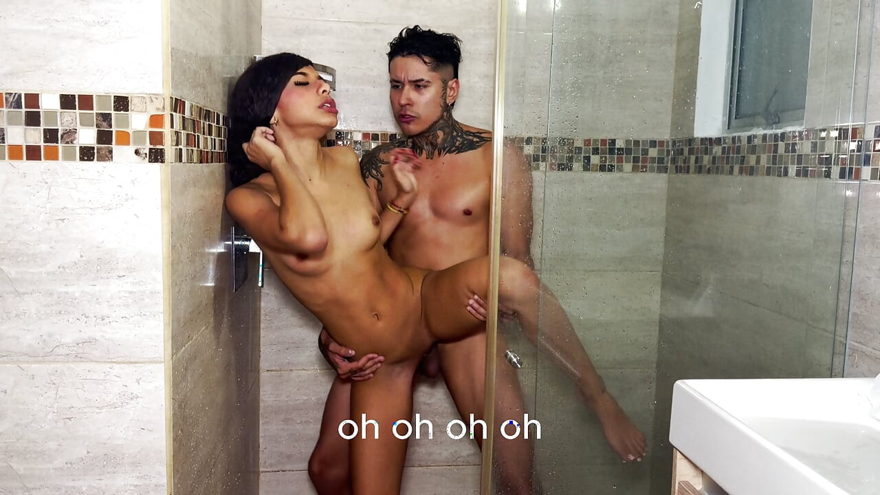 I discover my best friend bathing and I don't get seduced to give me a wild fuck and end up inside!