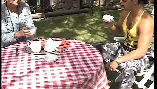 Секс на улице с блондинкой-сучкой