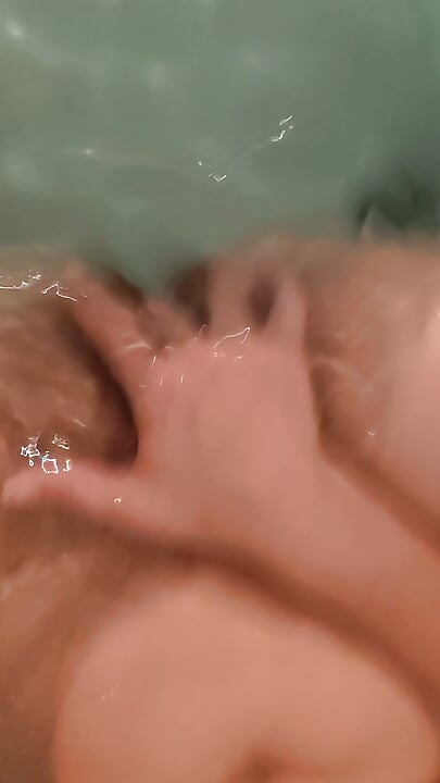 Come with me in the bathtub! Squirt in the tub