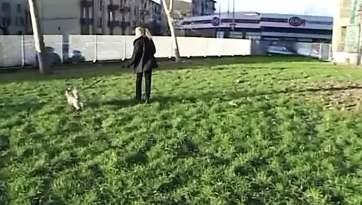 Итальянскую милфу отшпилили сзади