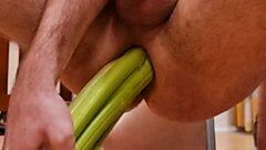 Gioco anale con un sedano pieno, che sapeva che la verdura poteva essere così divertente