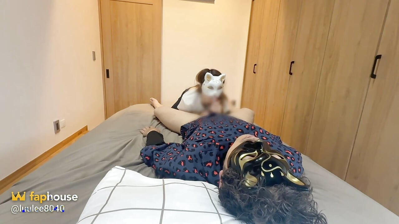 En gift kvinne nyter når elskeren hennes dekker ansiktet hennes med sæd