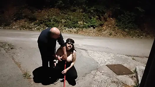 Kocam arkadaşlarının yarağını emmeme izin veriyor. Daha fazlasını istiyorum.