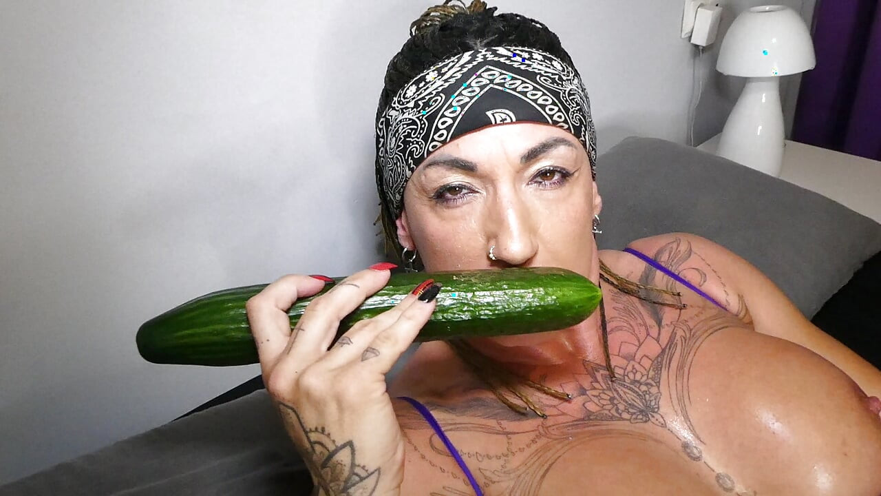 สาวร่านแหกตูดด้วย Courgette