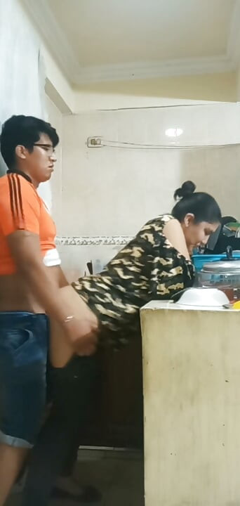 Anh ấy đụ mẹ kế của mình trong nhà bếp khi cha dượng của anh ấy đi làm
