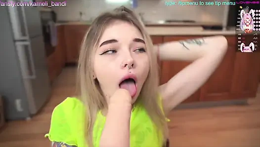 ıslak lastik yarak emiyor ve amımı tatmin ediyor. Karneli Bandi