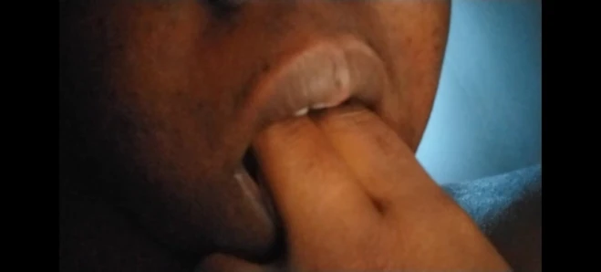 Lass uns sehen, wie tief meine finger gehen Teen (18+) schiebt ihre finger in ihre kehle.