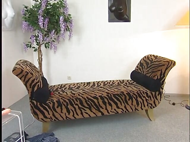 Çorap giyen sarışın vixen nostaljik soloda amına dildo sokuyor