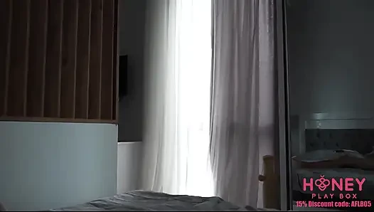 Abang tiri ngentot memekku pakai mainan seks baru dari honeyplaybox