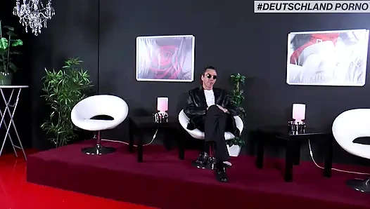 Cewek rambut pirang toket besar suka banget sama dildo di memeknya