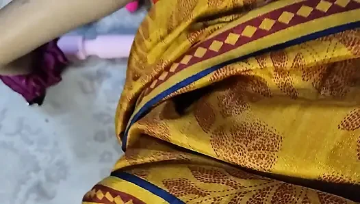 Desi aunty gardh may ungli dal Kar sex ka maza leya