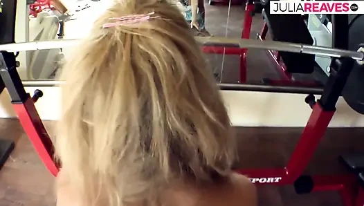 Gadis rambut pirang goyangin lubang sempitnya di kontol besar setelah nyepong kontol