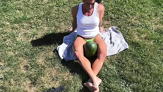 Kaslı orta yaşlı seksi kadın kandys karpuz ezme hakimiyeti