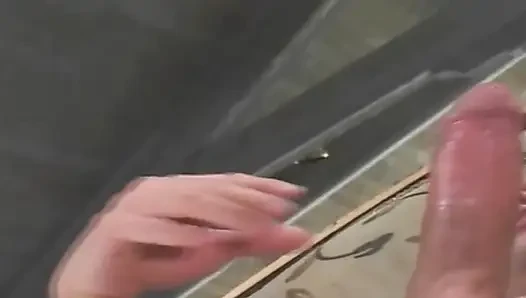 Memek cewek kurus rambut cokelat ini dijilat dan di-fingering habis-habisan