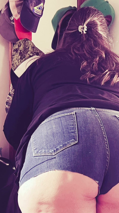 Milf γδύνεται σε χωράφι