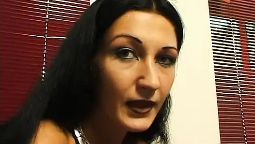 Horny MILF slut pleasure her wet cunt