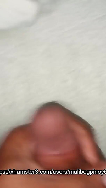 Eu me masturbava em silêncio enquanto meu amigo ao meu lado | Clipe 1