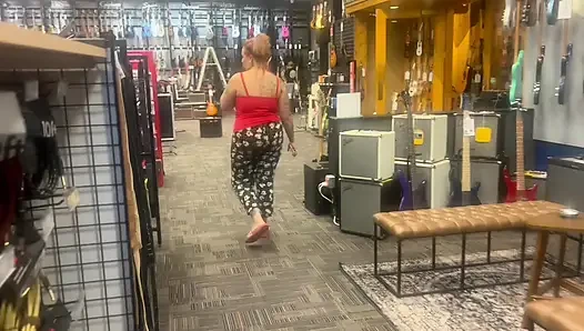 Jiggly White PAWG MILF Lotuss Queen Bounces up & Down on BBC