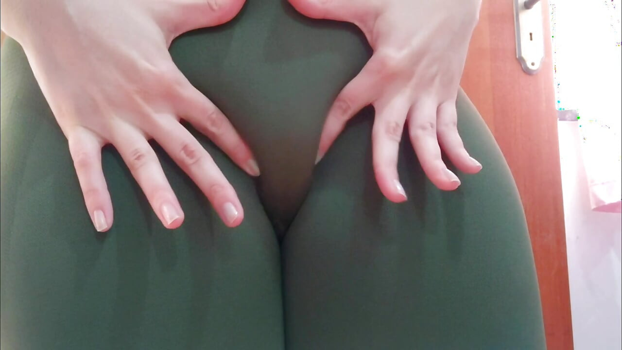 キャメルトーのレギンス姿のホットな妻