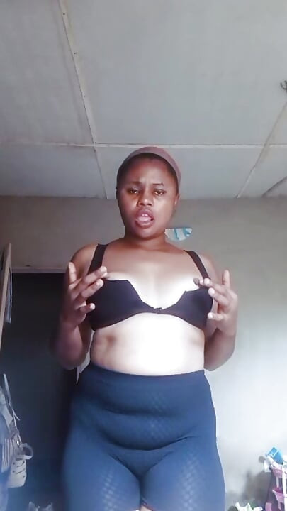 Gadis desa Nigeria menyemprotkan squirt di video live