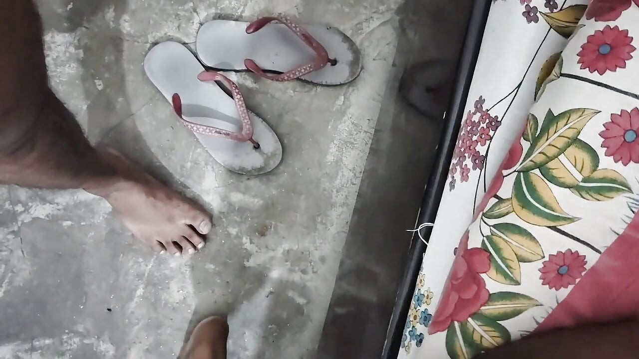 La 14 august vizită la casa soției vecine singure pentru distracție în viața de noapte