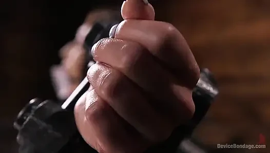 Newcomerin melissa moore unterwirft sich schreiender bondage