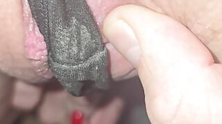 Er spielt mit meiner gepiercten milf-muschi in meinem höschen aus nächster nähe