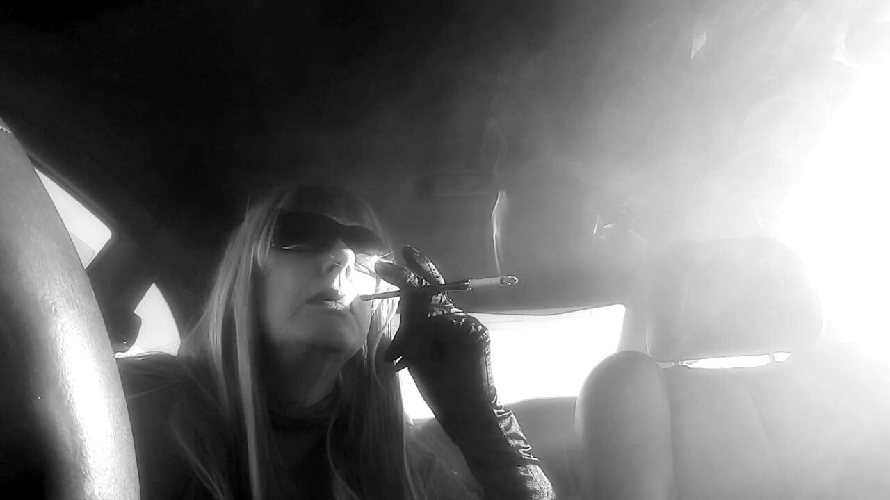 PANI ROMAN W SWOJEJ TĘCZOWEJ PERUCE PALI VS120 W DŁUGIM UCHWYCIE CIG CD TG DOJRZAŁE