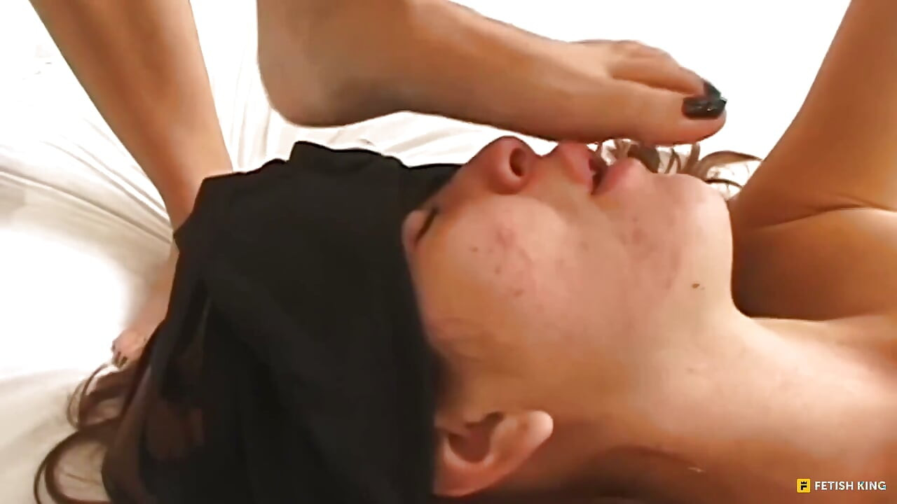 Ik zal je laten zien hoe ik mijn voeten kan gebruiken - voetfetisj overheersingsmeisjes